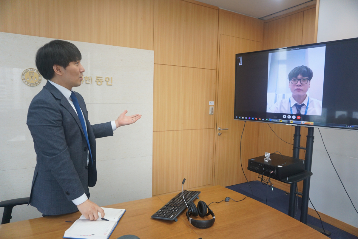 ▲김광훈 변호사가 카카오 페이스톡을 이용해 고객과 비대면 법률상담을 진행하고 있다. (사진제공=법무법인 동인)