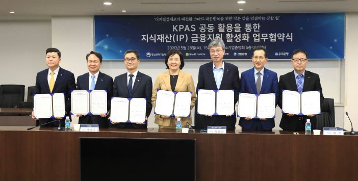 ▲(왼쪽부터) 권광석 우리은행장, 진옥동 신한은행장, 박원주 특허청장, 박영선 중소벤처기업부 장관, 허인 국민은행장, 지성규 하나은행장, 정윤모 기보 이사장이 28일 협약식을 체결하고 있다. (사진제공=중기부)