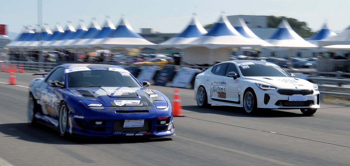 ▲지난해 10월 13일 오후 대구 달성군 구지면 지능형 자동차부품 주행시험장에서 열린 ‘2019 대구 튜닝카 레이싱 대회' 경주에 참가한 레이서가 튜닝카에 탑승해 레이싱을 펼치고 있다.  (뉴시스)