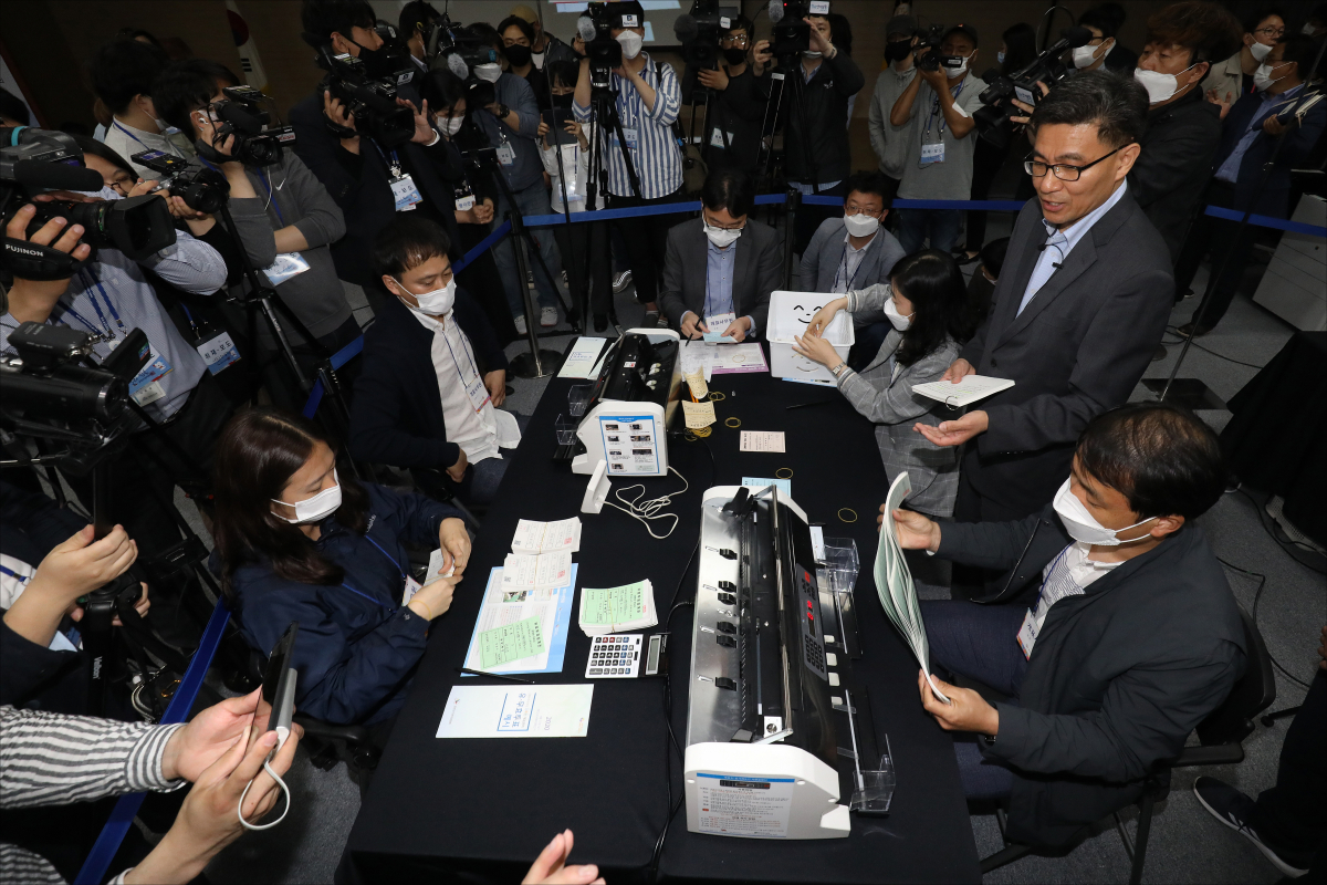 ▲28일 경기도 과천 중앙선거관리위원회에서 4·15 총선 부정선거 주장에 대한 의혹을 해소하기 위해 관계자들이 사전투표 및 개표 공개 시연을 하고 있다.  (연합뉴스)