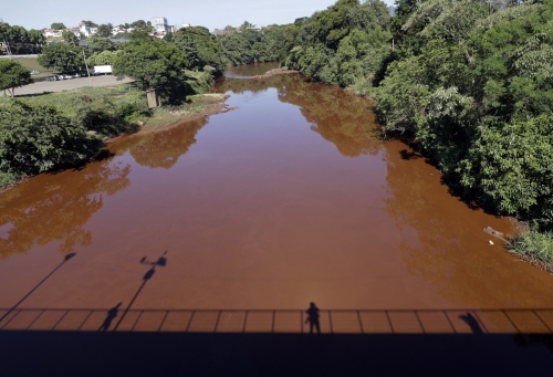 ▲지난해 2월 브라질 브루마디뉴의 파라오페바강이 철광석 폐기물 저장댐 붕괴로 흘러내린 적갈색 진흙들로 오염돼 있다. AP뉴시스