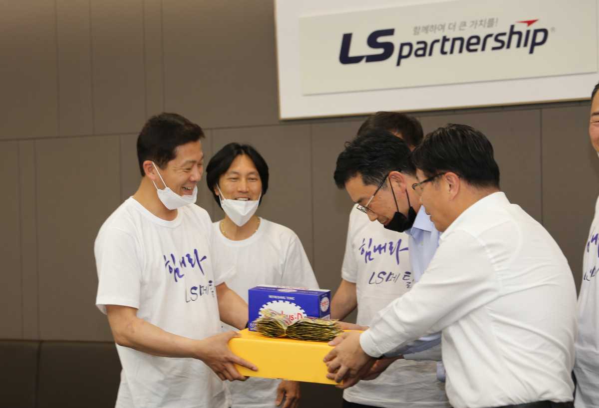▲28일 서울 LS용산타워에서 문창배LS메탈 노조위원장(왼쪽)이 영업사원들에게 빵과 음료를 전달하고 있다. (사진제공=LS그룹)