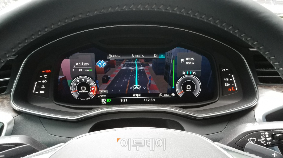 ▲12.3인치 버츄얼 콕핏 플러스는 내비게이션 경로 등 자세한 엔터테인먼트 정보를 선명하게 표시해 편한 운전을 돕는다.  (유창욱 기자 woogi@)