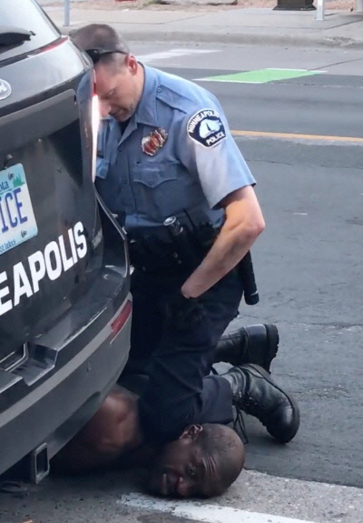 ▲25일(현지시간) 미국 미네소타주 미니애폴리스에서 백인 경찰이 무릎으로 비무장 흑인 남성 조지 플로이드의 목덜미를 누르고 있는 장면. 미니애폴리스/ AP연합뉴스
