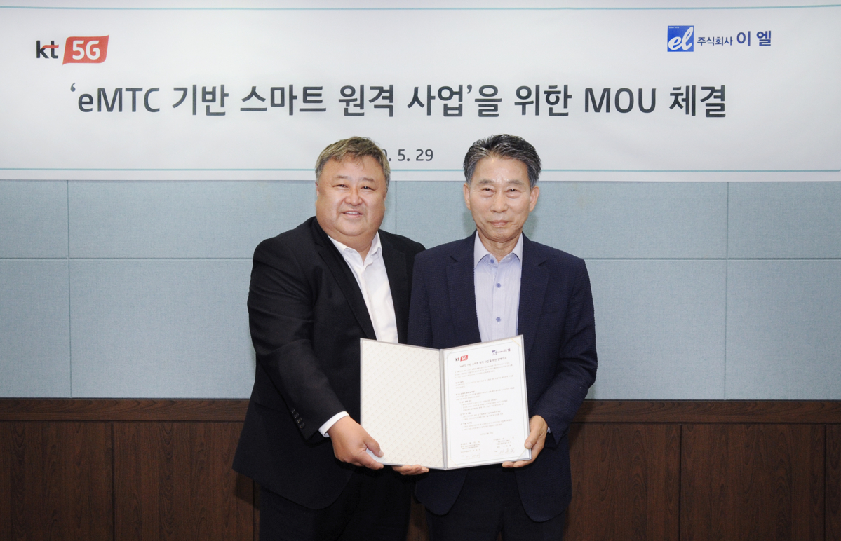 ▲5월 29일에 열린 계약 체결식에서 이현석 KT 디바이스사업본부장(전무·왼쪽)과 안종율 이엘 회장이 기념촬영을 하고 있다. (KT 제공)