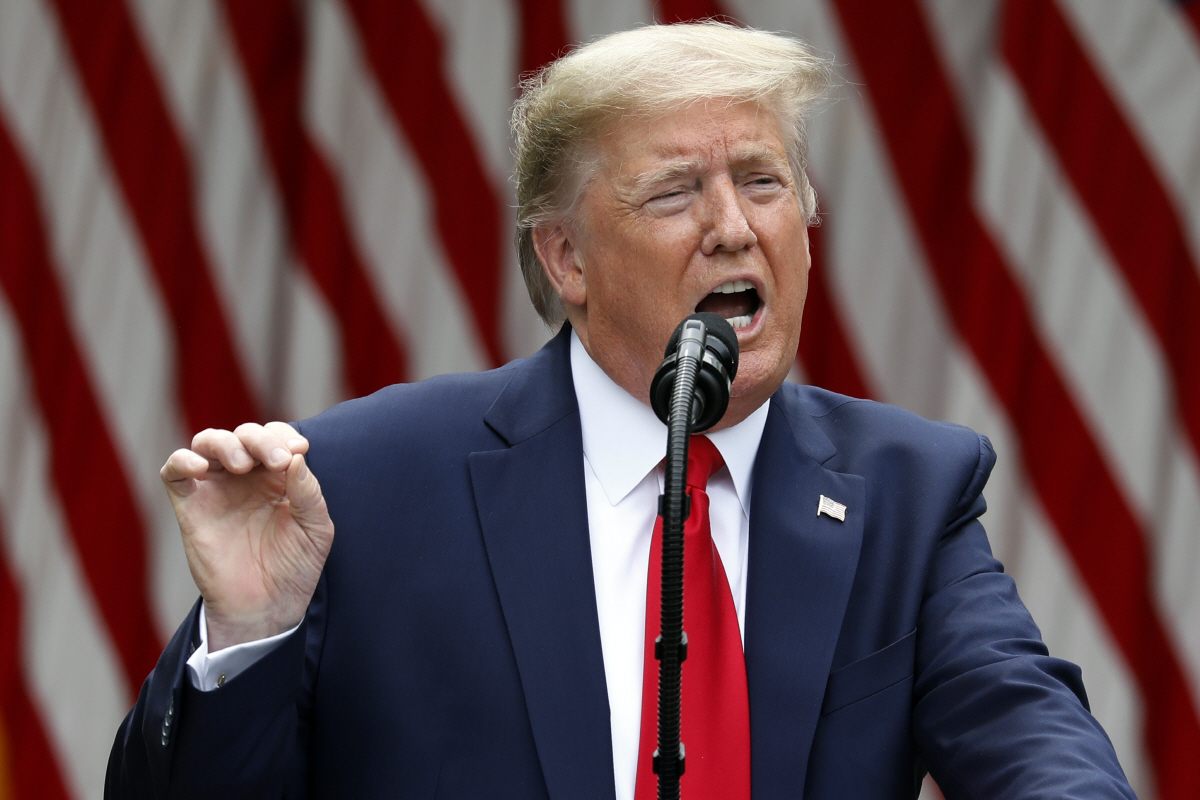 ▲도널드 트럼프 미국 대통령이 29일(현지시간) 백악관 로즈가든에서 홍콩보안법 관련 대응, 세계보건기구(WHO)와의 관계 단절 등을 밝히는 기자회견을 하고 있다. 워싱턴D.C./EPA연합뉴스