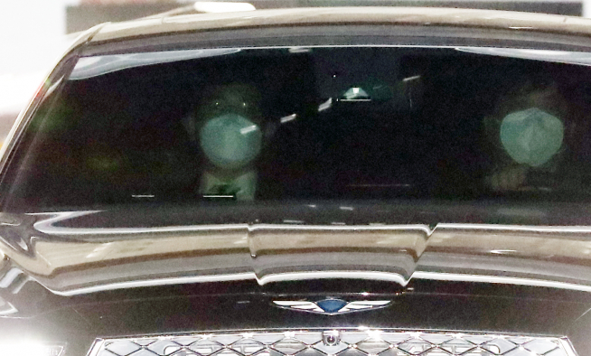 ▲이재용 삼성전자 부회장이 삼성물산-제일모직 합병과 삼성 경영권 승계를 둘러싼 의혹과 관련해 피고발인 신분으로 조사를 마친 후 30일 새벽 서초구 서울중앙지검을 나서고 있다. (연합뉴스)