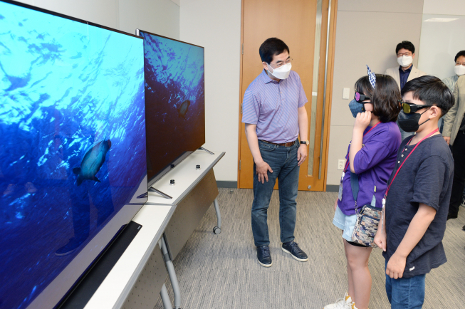 ▲최근 LG전자는 TV를 좋아하는 초등학교 5학년 학생으로부터 눈 건강을 걱정하는 사연이 담긴 편지를 받았다. 서울 영등포구 LG 트윈타워에서 HE사업본부장 박형세 부사장이 기채영 학생을 초청해 TV 블루라이트 저감 기술을 설명하고 있다. 사진 왼쪽부터 박형세 부사장, 기채영 학생. (사진제공=LG전자)