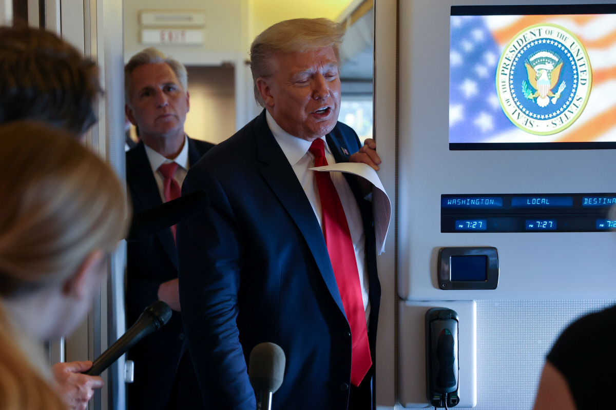 ▲도널드 트럼프(가운데) 미국 대통령이 30일(현지시간) 대통령 전용기인 에어포스원에서 기자회견을 하고 있다. 로이터연합뉴스