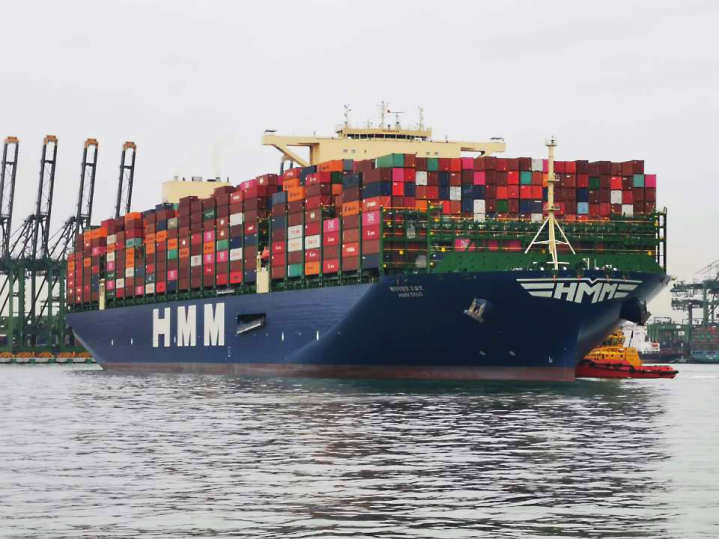 ▲세계 최대 2만4000TEU급 컨테이너 2호선 ‘HMM 오슬로’호가 28일 컨테이너를 가득 채워 싱가포르에서 유럽으로 출항하고 있다. 사진제공=HMM