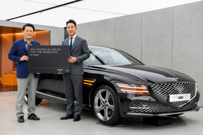 ▲(왼쪽부터)지난 29일 열린 후원 연장 조인식에서 제네시스사업부 이용우 부사장, KPGA 코리안투어 대표선수 홍순상 프로가 기념촬영을 하고 있다. 사진제공=제네시스 