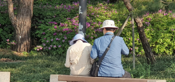 ▲공원에서 휴식을 취하는 노부부(사진 박종섭 시니어기자)