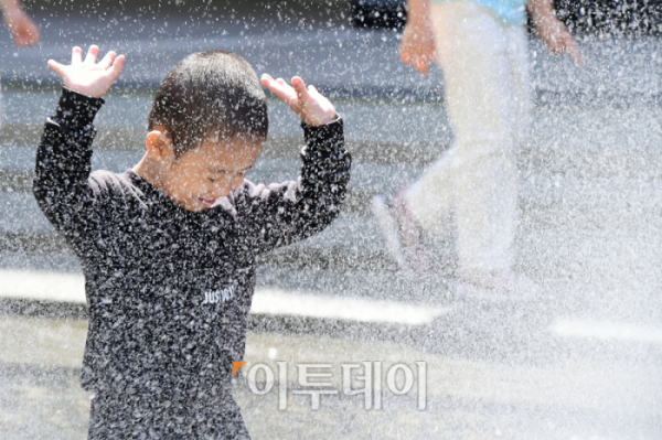 ▲광주와 전남 일부 지역의 낮 최고기온이 30도까지 오르는 등 초여름 날씨를 보이는 6일 경기 김포에 위치한 한 아웃렛에서 어린이가 물놀이를 하고 있다. (고이란 기자 photoeran@)