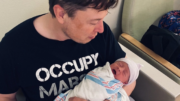 ▲일론 머스크 테슬라 CEO가 새로 태어난 자신의 아들을 안고 있다. 출처 머스크 트위터