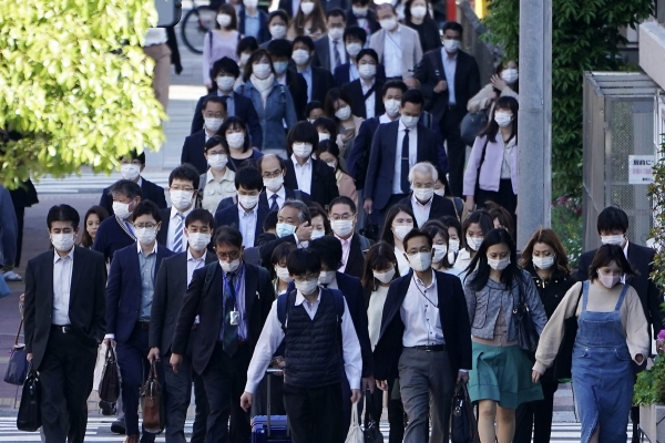 ▲일본 도쿄에서 7일 오전 러시아워에 사람들이 마스크를 쓰고 출근하고 있다. 도쿄/AP연합뉴스 