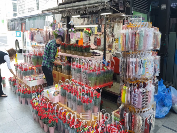 ▲강남역 인근 어버이날 꽃다발을 판매하고 있는 노점. (박서준 인턴기자 yahoo1221@)