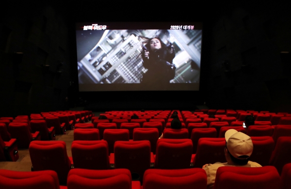 ▲해운대구 영화의 전당 영화관에서 관객들이 띄엄띄엄 앉아 영화를 관람하고 있다. 연합뉴스
