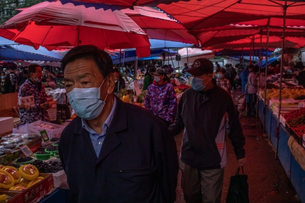 ▲중국 베이징의 한 시장에서 8일 사람들이 마스크를 착용한 채 거닐고 있다. 베이징/EPA연합뉴스
