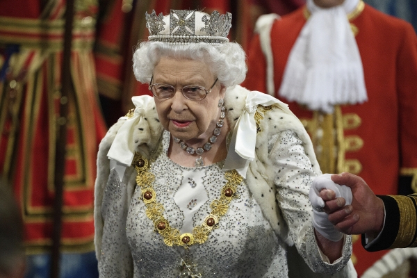 ▲엘리자베스 2세 영국 여왕이 지난해 10월 14일(현지시간) 의회 개원 ‘여왕연설’을 하기 위해 찰스 왕세자의 손을 잡고 버킹엄궁 로열갤러리를 지나가고 있다. 런던/AP뉴시스 
