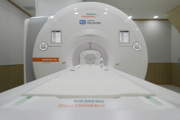 ▲여의도성모병원이 도입한 최신 3.0T MRI(마그네톰 비다). (가톨릭대학교 여의도성모병원)