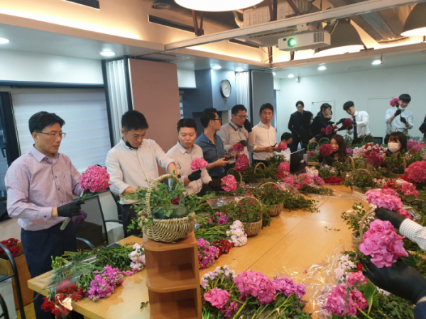 ▲씰리침대 임직원이 지난 7일 화훼 농가 지원을 위한 어버이날 기념 사내 플라워 클래스 행사에 참석했다. (사진제공=씰리침대)