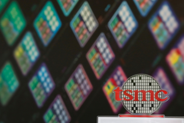 ▲세계 최대 파운드리 TSMC 로고가 대만 신주시에 있는 본사 안에 놓여져 있다. 신주/로이터연합뉴스 
