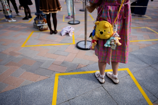 ▲11일 상하이 디즈니랜드 테마파크가 재개장한 가운데 방문객들이 사회적 거리두기를 실천하면서 입장을 기다리고 있다. 상하이/로이터연합뉴스
