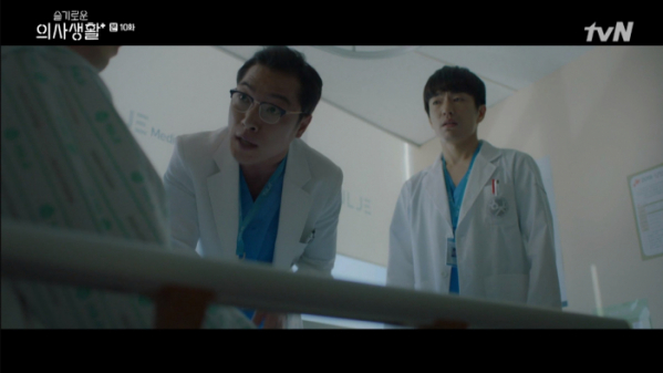 ▲관장을 권유하는 천명태, 도재학(사진=tvN '슬기로운 의사생활' 방송화면 캡처)