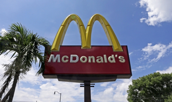 ▲미국 마이애미의 한 맥도날드 매장에 회사 로고가 세워져 있다. 마이애미/AP뉴시스 
