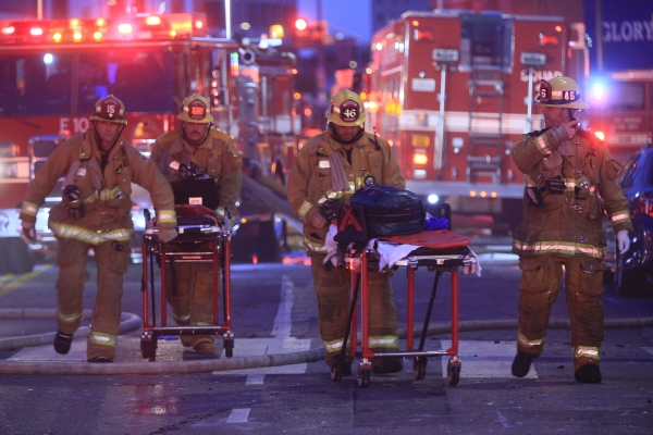 ▲16일(현지시간) 폭발 및 화재가 일어난 미국 로스앤젤레스 리틀도쿄에서 소방관들이 부상자들을 이송하고 있다. AP연합뉴스