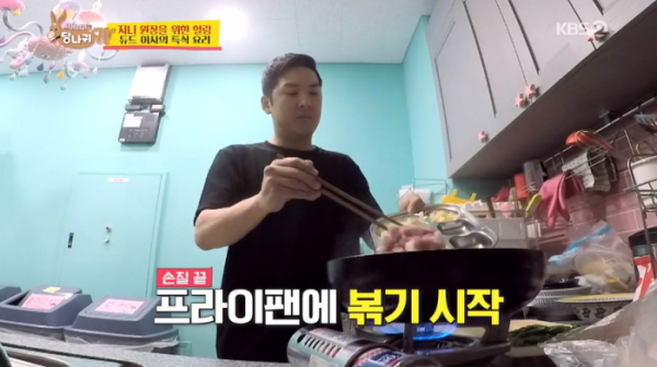 ▲헤이지니 남편 듀드가 요리 실력을 발휘했다.(사진=KBS2 '사장님 귀는 당나귀 귀' 방송화면 캡처)