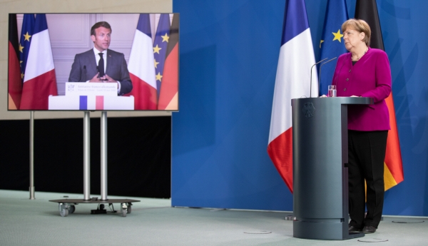 ▲에마뉘엘 마크롱(왼쪽) 프랑스 대통령과 앙겔라 메르켈 독일 총리가 18일(현지시간) 공동 화상 기자회견을 했다. EPA연합뉴스