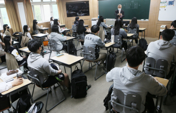 ▲고3 등교가 시작된 20일 인천시 부평구 인천외국어고등학교에서 고3 학생들이 수업을 듣고 있다. (연합뉴스)