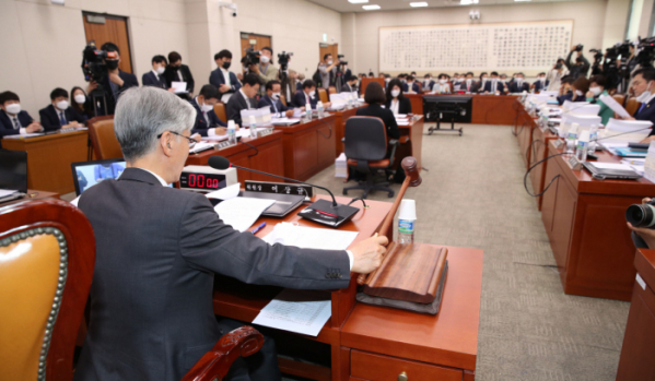 ▲20일 오전 서울 여의도 국회에서 열린 법제사법위원회 전체회의에서 여상규 위원장이 안건을 상정하고 있다.  (연합뉴스)