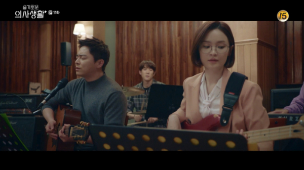 ▲신효범 '사랑하게 될 줄 알았어' (사진=tvN '슬기로운 의사생활' 방송화면 캡처)