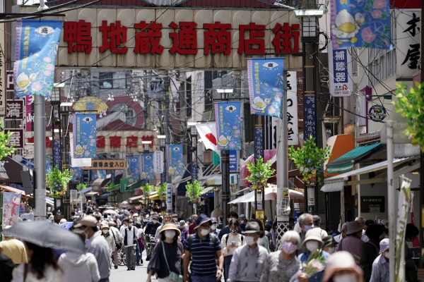 ▲일본 도쿄의 한 번화가에서 사람들이 마스크를 착용한 채 거리를 거닐고 있다. 도쿄/EPA연합뉴스 
