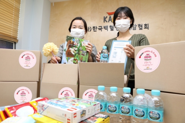 ▲한국백혈병소아암협회 직원들이 농심 심심키트를 포장하고 있다(사진제공=농심)
