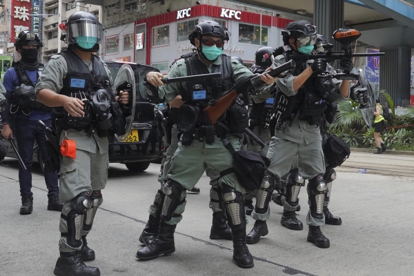 ▲홍콩 시내 중심가에서 24일 경찰이 중국의 국가보안법 제정에 반대하는 시위대를 향해 최루탄을 쏘고 있다. 홍콩=AP뉴시스
