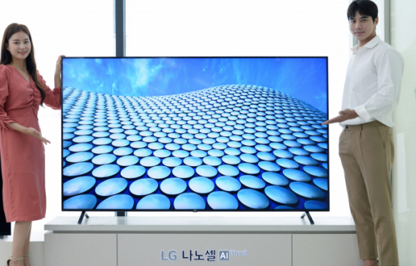 ▲LG전자가 65형 화면에 8K 해상도를 구현한 나노셀 TV 신제품 2종을 출시한다. LG 나노셀 TV는 약 1나노미터 크기 입자를 활용해 색 표현력을 높이는 기술이 적용됐다. 모델들이 나노셀 TV를 소개하고 있다. (사진제공=LG전자)