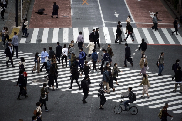 ▲지난 22일 일본 도쿄에서 마스크를 쓴 시민들이 횡단보도를 건너고 있다. 도쿄/AP뉴시스