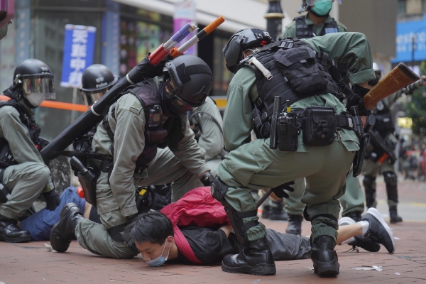 ▲24일 홍콩 도심 코즈웨이베이에서 중국의 ‘홍콩 국가보안법’ 제정에 반대하는 시위 참가자가 경찰에 체포되고 있다. 
 (연합뉴스)