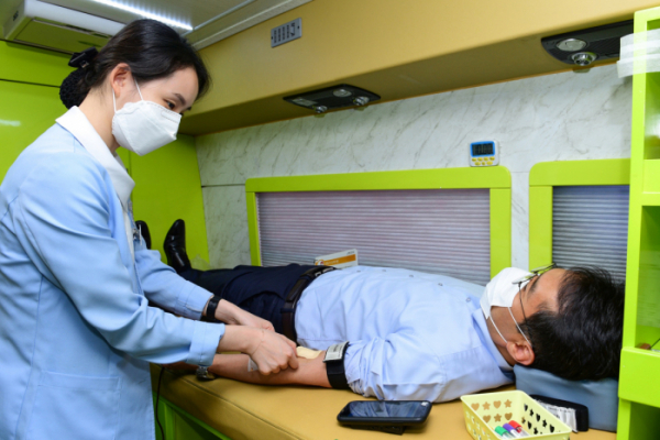▲한국전력 임직원이 '사랑나눔 헌혈 캠페인'에 동참, 헌혈을 하고 있다. (사진제공=한국전력)