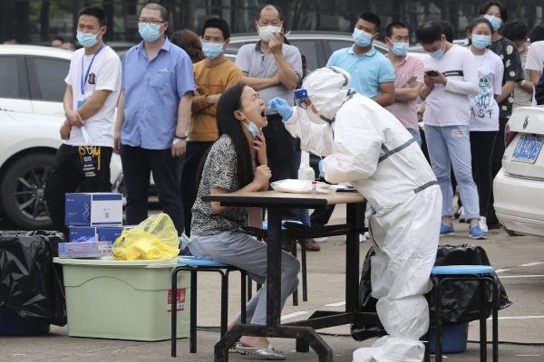 ▲중국 후베이성 우한시에 있는 한 공장에서 15일 노동자들이 신종 코로나바이러스 감염증(코로나19) 검사를 받고 있다. 우한/AP뉴시스