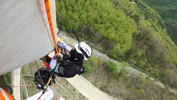 ▲'극한직업' 풍차 날개 보수반(사진제공=EBS1)