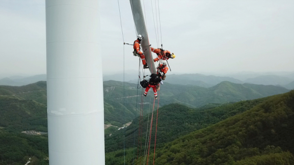 ▲'극한직업' 풍차 날개 보수반(사진제공=EBS1)