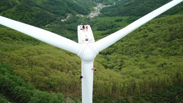 ▲'극한직업' 풍차 날개 보수반(사진제공=EBS1)