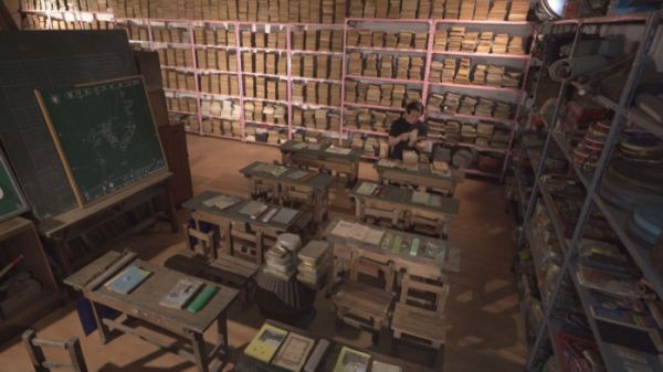 ▲'순간포착 세상에 이런 일이' 교과서 수집하는 남자(사진제공=SBS)