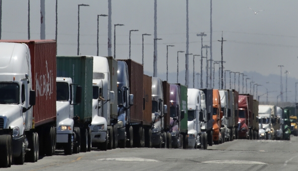 ▲캘리포니아주 오클랜드 항구에서 선적 컨테이너를 운반하는 트럭들이 짐을 내리기 위해 기다리고 있다. 오클랜드/AP연합뉴스