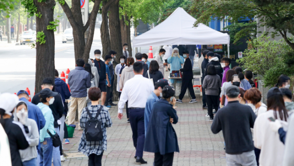 ▲29일 서울 영등포구 가톨릭대학교여의도성모병원 선별진료소에 진료를 받으려는 시민들이 줄을 서 있다. (연합뉴스)