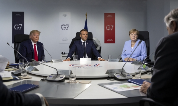 ▲도널드 트럼프(왼쪽) 미국 대통령과 에마뉘엘 마크롱(가운데) 프랑스 대통령, 앙겔라 메르켈 독일 총리가 지난해 8월 26일(현지시간) 프랑스 서남부 비아리츠에서 열린 주요 7개국(G7) 정상회의 중 개최된 토론회에 참석하고 있다. 비아리츠/AP뉴시스
